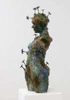 ”Nimetön” keramiikka 2025. Koko n. 110 x 40 cm.